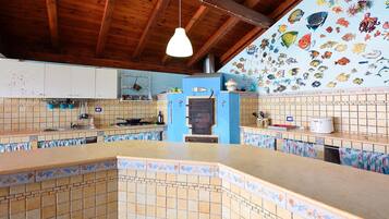 Frigorifero, forno, piano cottura, lavastoviglie