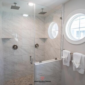 Combined shower/bathtub, towels - Insanely Gorgeous, Oceanfront, Top Floor Views (Tybee Island)