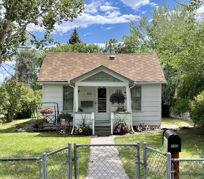 1-bedroom vacation home in a quiet neighborhood just 4 minutes to the Wind River