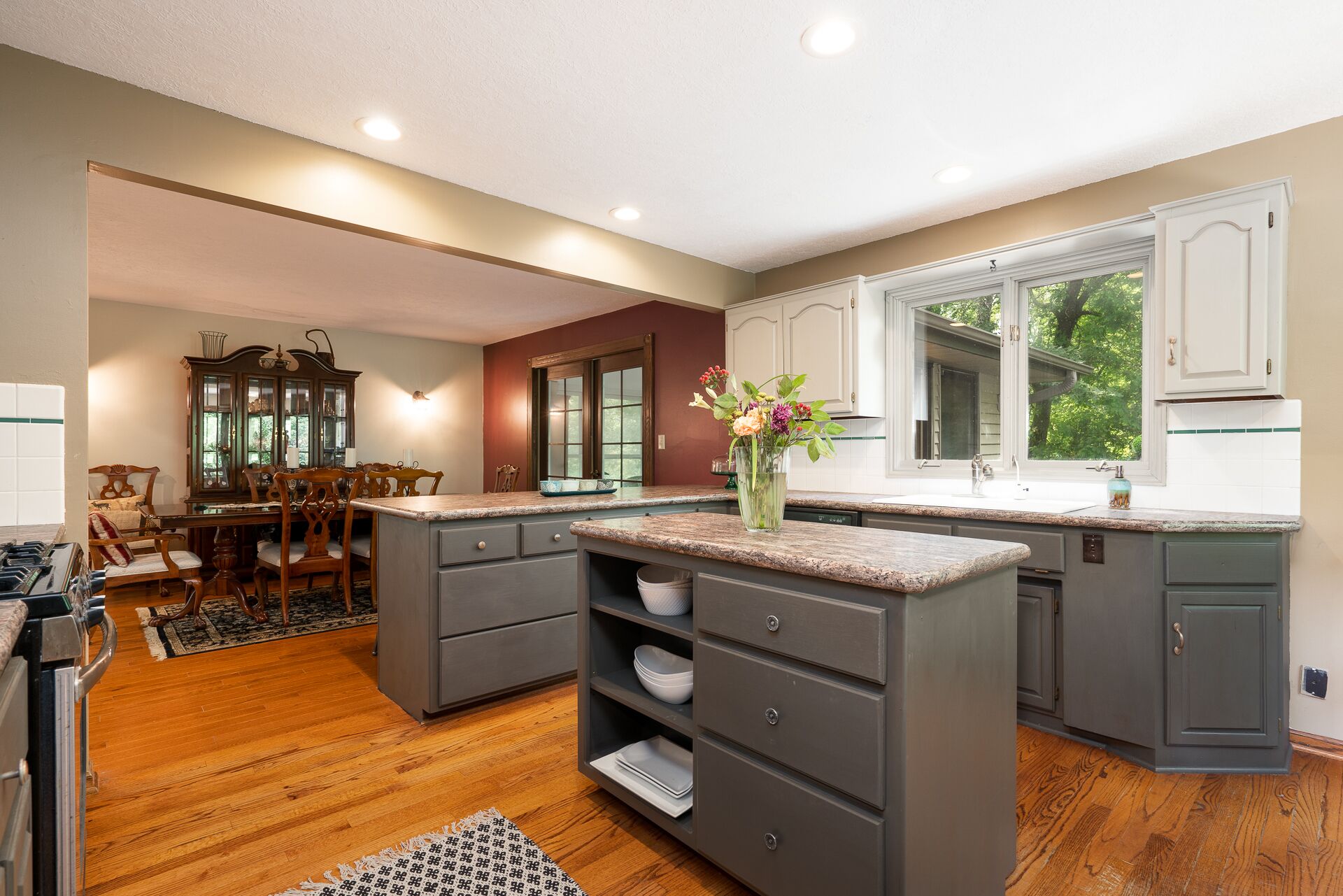 Privated 3 acreage wood retreat near 30 Restraunts