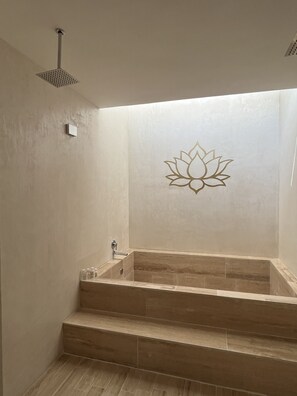 Deluxe Villa | Bathroom | Shower, towels - Villa Shala (Playa del Carmen)