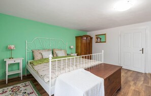 3 bedrooms, travel cot, free WiFi, bed sheets - Nice home in Otocac with sauna (Otocac)