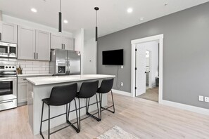 Fridge, microwave, oven, stovetop - The *Minimalist's Escape* near Greenbelt & Winery with HOT TUB! (Garden City)