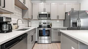 Een koelkast, een magnetron, een oven, een kookplaat