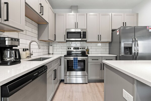 Kühlschrank, Mikrowelle, Ofen, Herdplatte