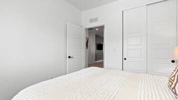 2 slaapkamers, een strijkplank/strijkijzer, reisbedje, gratis wifi