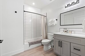 Duschwanne, Haartrockner, Handtücher, Seife