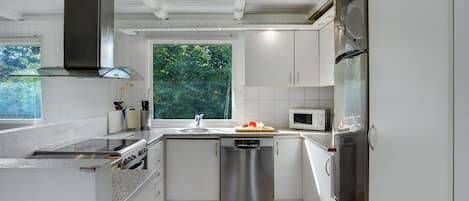 Refrigerador, parrilla de estufa, lavavajillas y cafetera y tetera