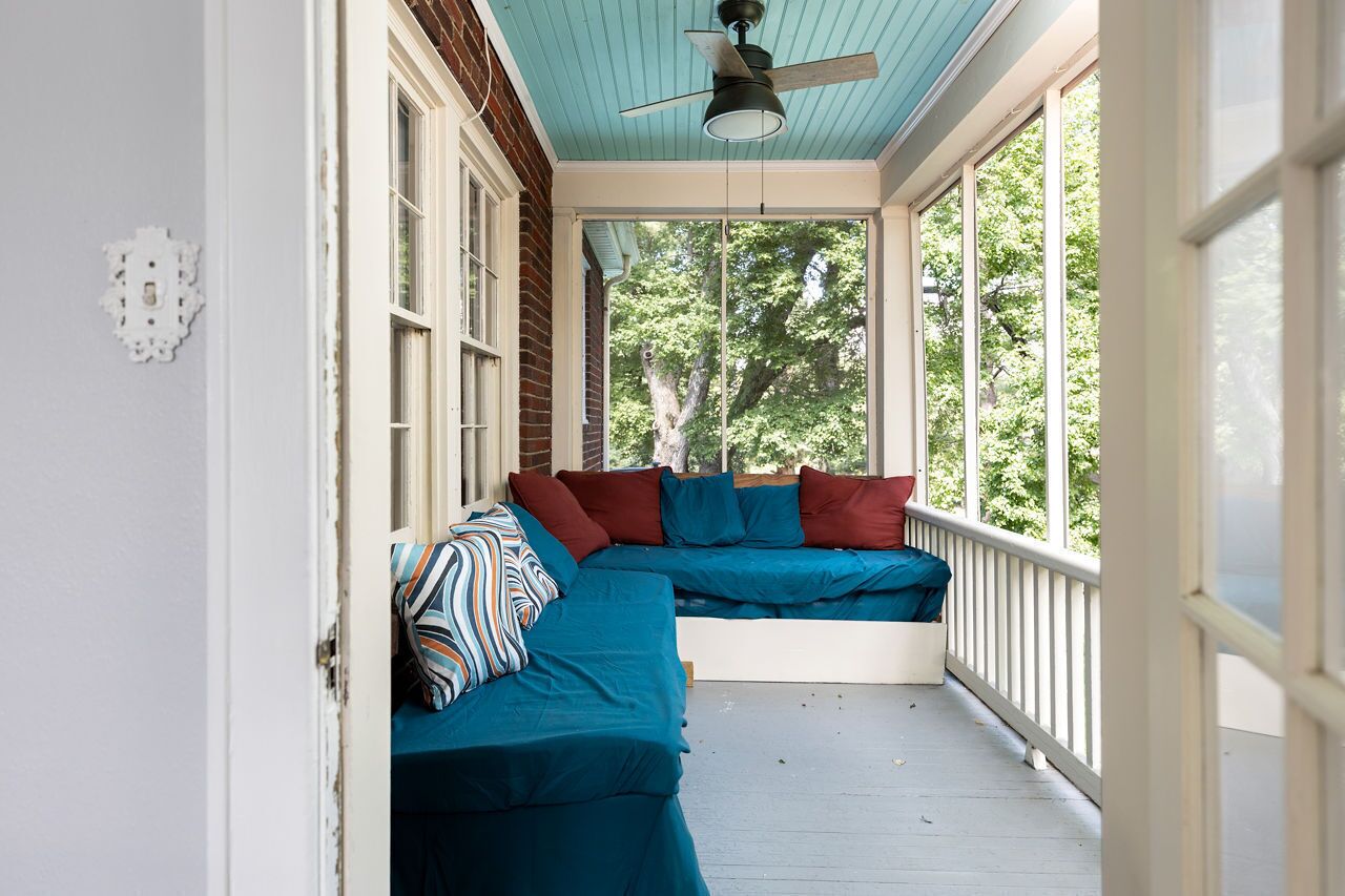 Smart TV, table tennis, books