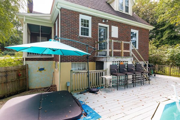 Un jardin avec une piscine, un patio couvert et un trampoline.