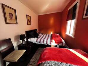 3 Schlafzimmer, Schreibtisch, Bügeleisen/Bügelbrett, Reisekinderbett