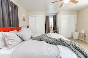 3 bedrooms, travel cot, WiFi, bed sheets - Cheerful Colonial in Historic Olde Wythe, Hampton, VA (Hampton)