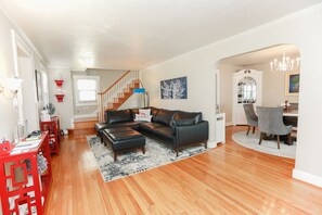 Smart TV, fireplace - Cheerful Colonial in Historic Olde Wythe, Hampton, VA (Hampton)