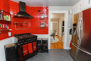 Fridge, microwave, oven, stovetop - Cheerful Colonial in Historic Olde Wythe, Hampton, VA (Hampton)