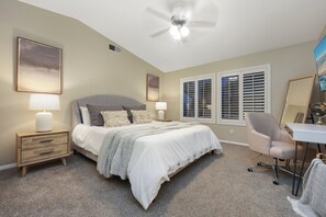 4 bedrooms, desk, iron/ironing board, travel crib - 10 min walk to the beach, hot tub and pool table - Dolphin's Cove in Leucadia (Encinitas)