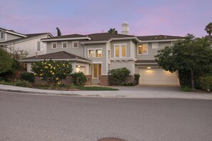 Exterior - 10 min walk to the beach, hot tub and pool table - Dolphin's Cove in Leucadia (Encinitas)