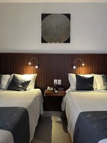 华丽客房, 2 张双人床 | 羽绒被、记忆海绵床垫、办公桌、笔记本电脑工作区