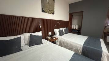 Kamar Deluks, 2 Tempat Tidur Double | 1 kamar tidur, selimut bulu angsa, busa memori, dan meja kerja