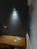 独特客房, 多张床, 城市景观 | 羽绒被、记忆海绵床垫、办公桌、笔记本电脑工作区