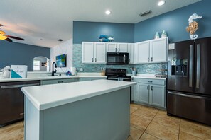Fridge, microwave, oven, stovetop - ⚓Pet friendly/ Private heated pool/spa w/fire pit!⚓🐕🌅 (Bradenton)