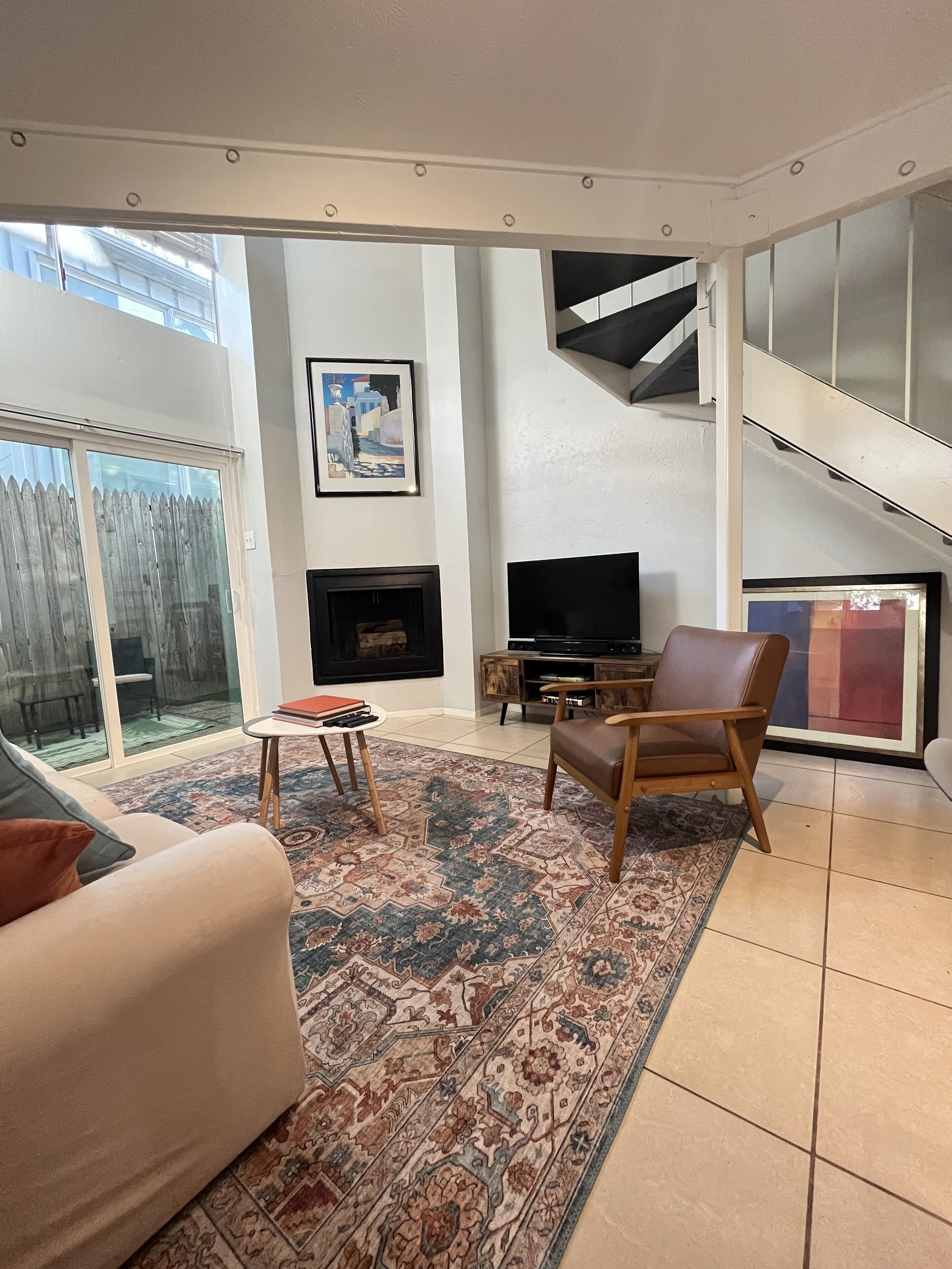 Smart TV, fireplace, books, stereo