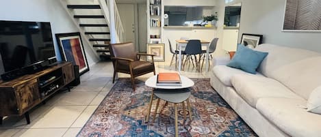 Een smart-tv, een open haard, boeken en een stereo