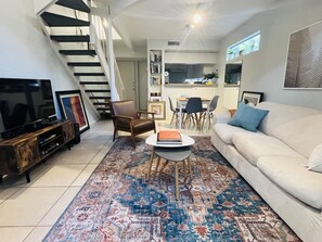 Smart TV, fireplace, books, stereo