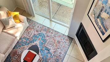 Smart TV, fireplace, books, stereo