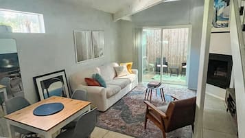 Smart TV, fireplace, books, stereo