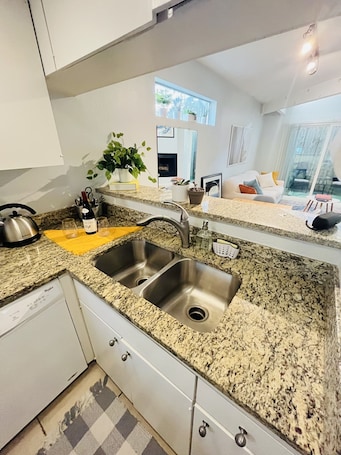 Intérieur. Pet friendly loft in Uptown Dallas w/patio & grill