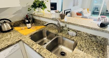 Pet friendly loft in Uptown Dallas w/patio & grill