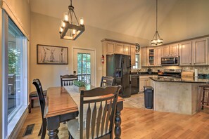 Dining - Waterfront Eatonton Escape w/ Private Hot Tub! (Eatonton)