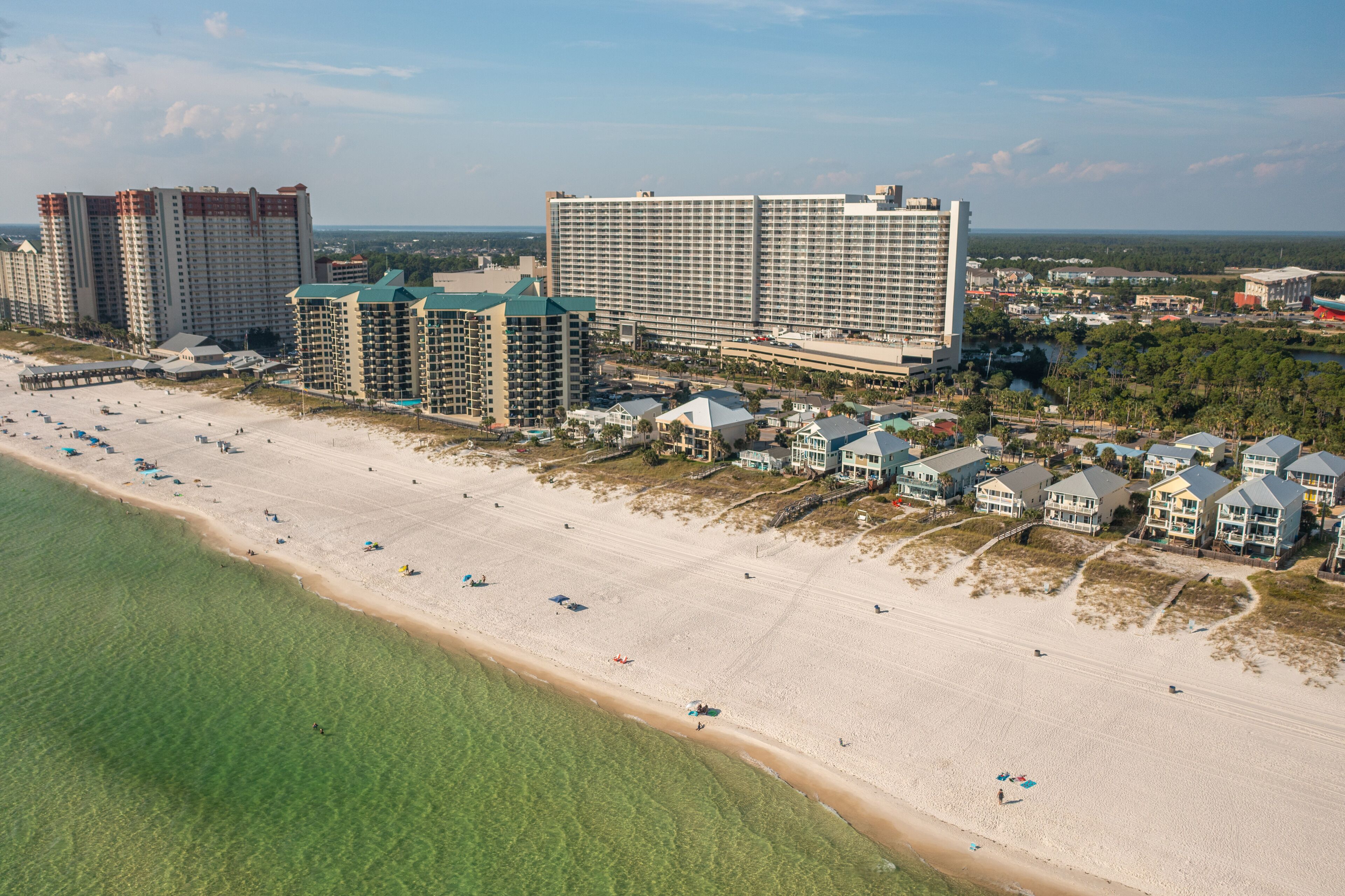 在海滩、沙滩椅、沙滩毛巾