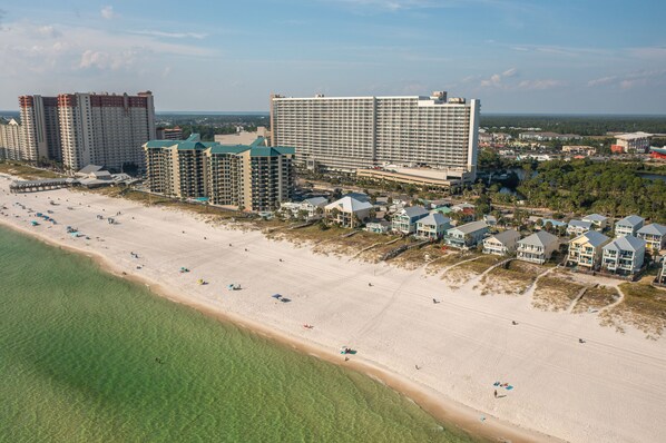 En la playa, camastros y toallas de playa 