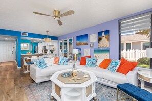 Smart TV, chimenea y libros 