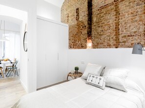 2 slaapkamers, een strijkplank/strijkijzer, gratis wifi, beddengoed