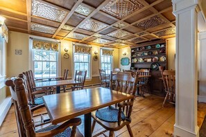 Dining - Honeymoon Suite with Jacuzzi Tub in Historic Inn (Chester)