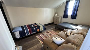 2 bedrooms, iron/ironing board, WiFi, bed sheets