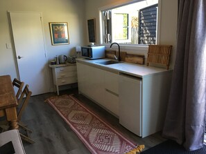 Réfrigérateur, micro-ondes, bouilloire électrique, grille-pain
