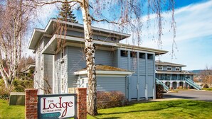 Un edificio a due piani con un cartello che indica che si tratta de 'The Lodge at Hood River Condominiums'.