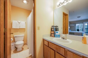 Combined shower/tub, hair dryer, towels