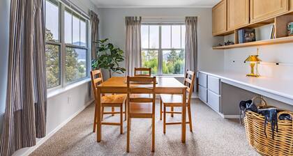 28 Lodge - Heart of Downtown! Walkable, Excellent Location, River View!