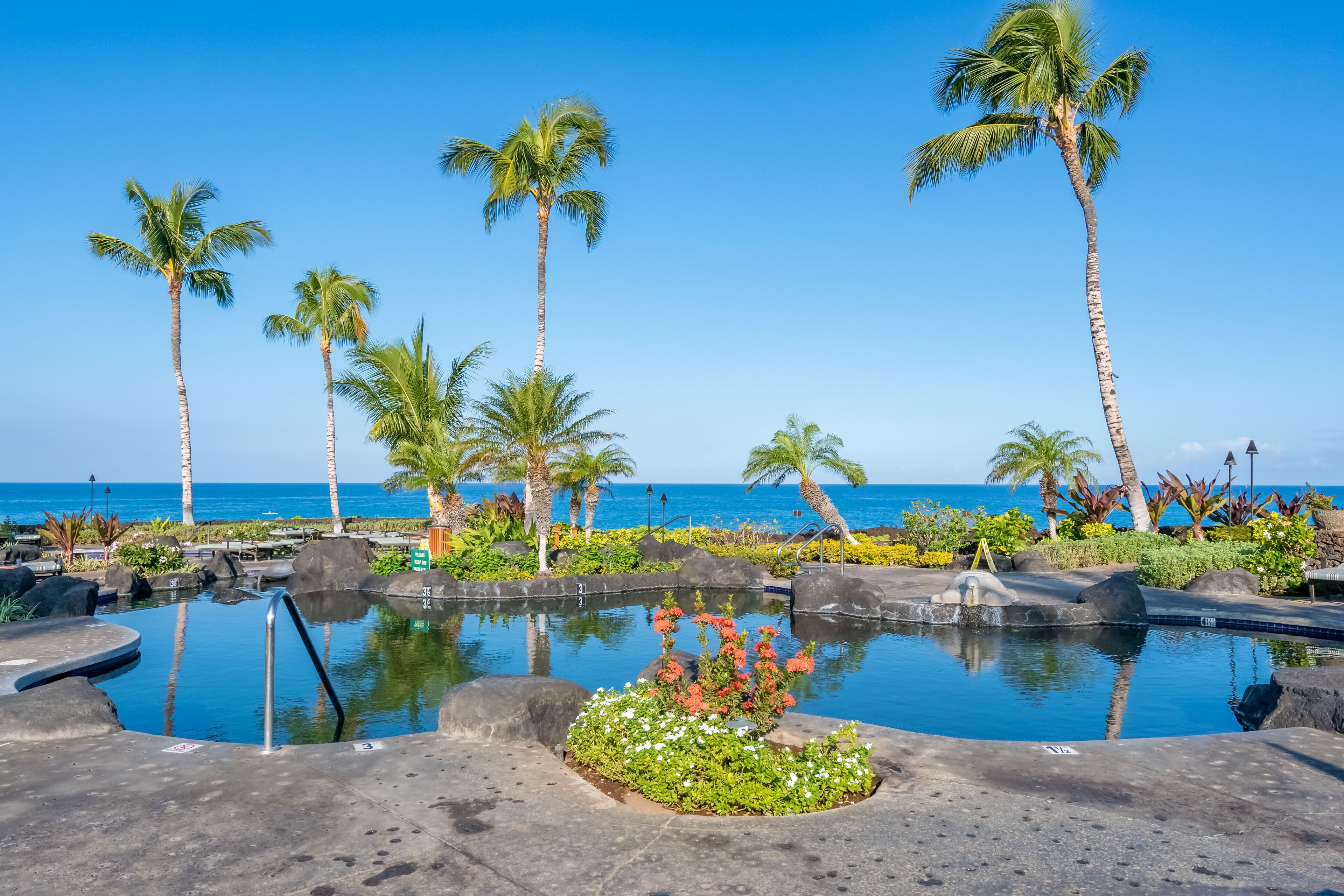 Corner, ground floor unit comfortably sleeps up to 6 people in Halii Kai 23E