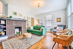 TV, libri, studio, monitor per computer