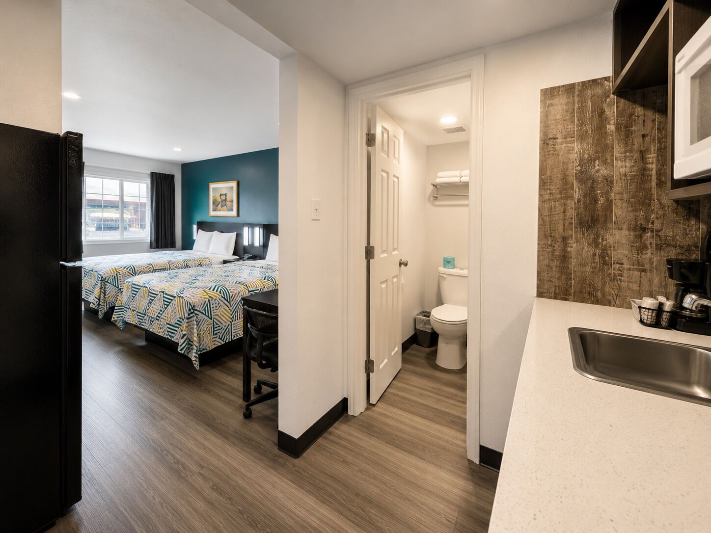 Studio Suite Comfort, 2 Tempat Tidur Queen | Seprai premium, bantalan ekstra lembut, dan meja kerja