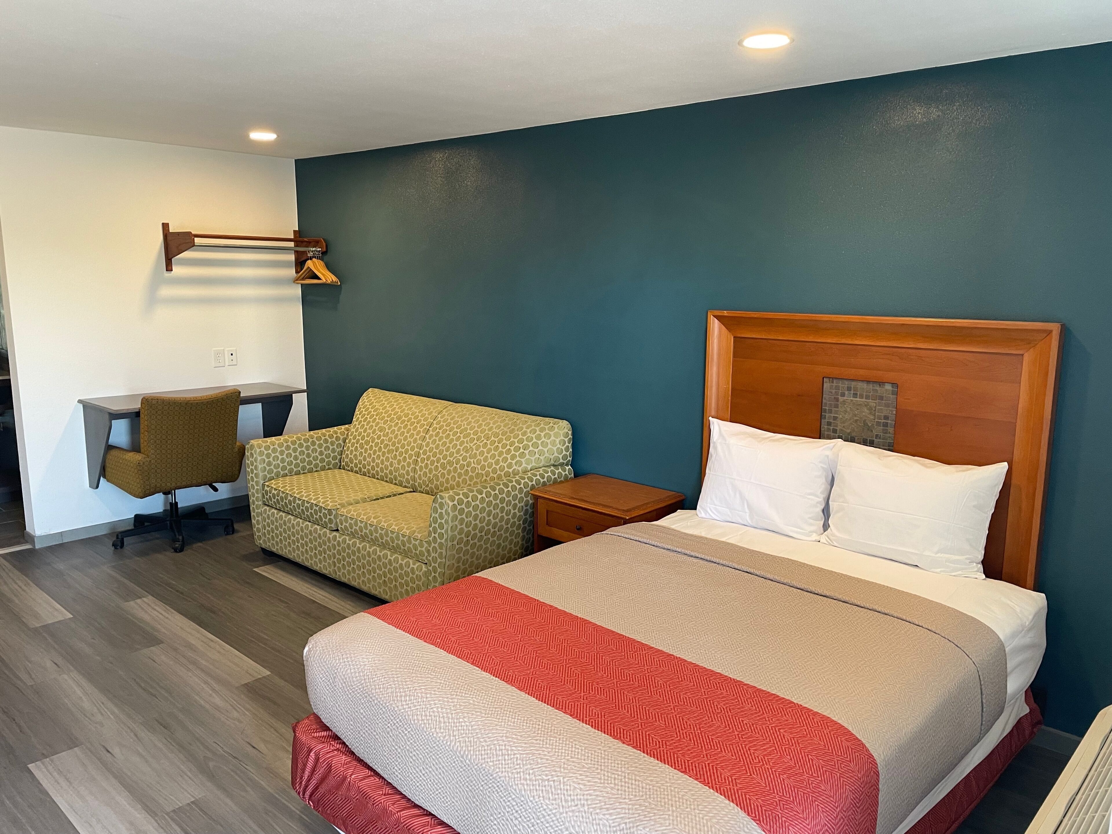 Ropa de cama de alta calidad, colchones con pillow-top y escritorio 
