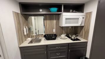 Täysikokoinen jääkaappi, mikroaaltouuni, liesi, kahvin-/teenkeitin