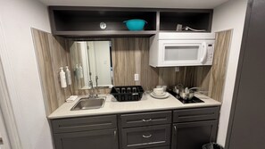 Full-size fridge, microwave, stovetop, coffee/tea maker - TOWN PLACE STUDIO (Snyder)