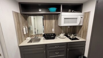 Refrigerador con freezer, microondas, placa de cocina, cafetera/tetera