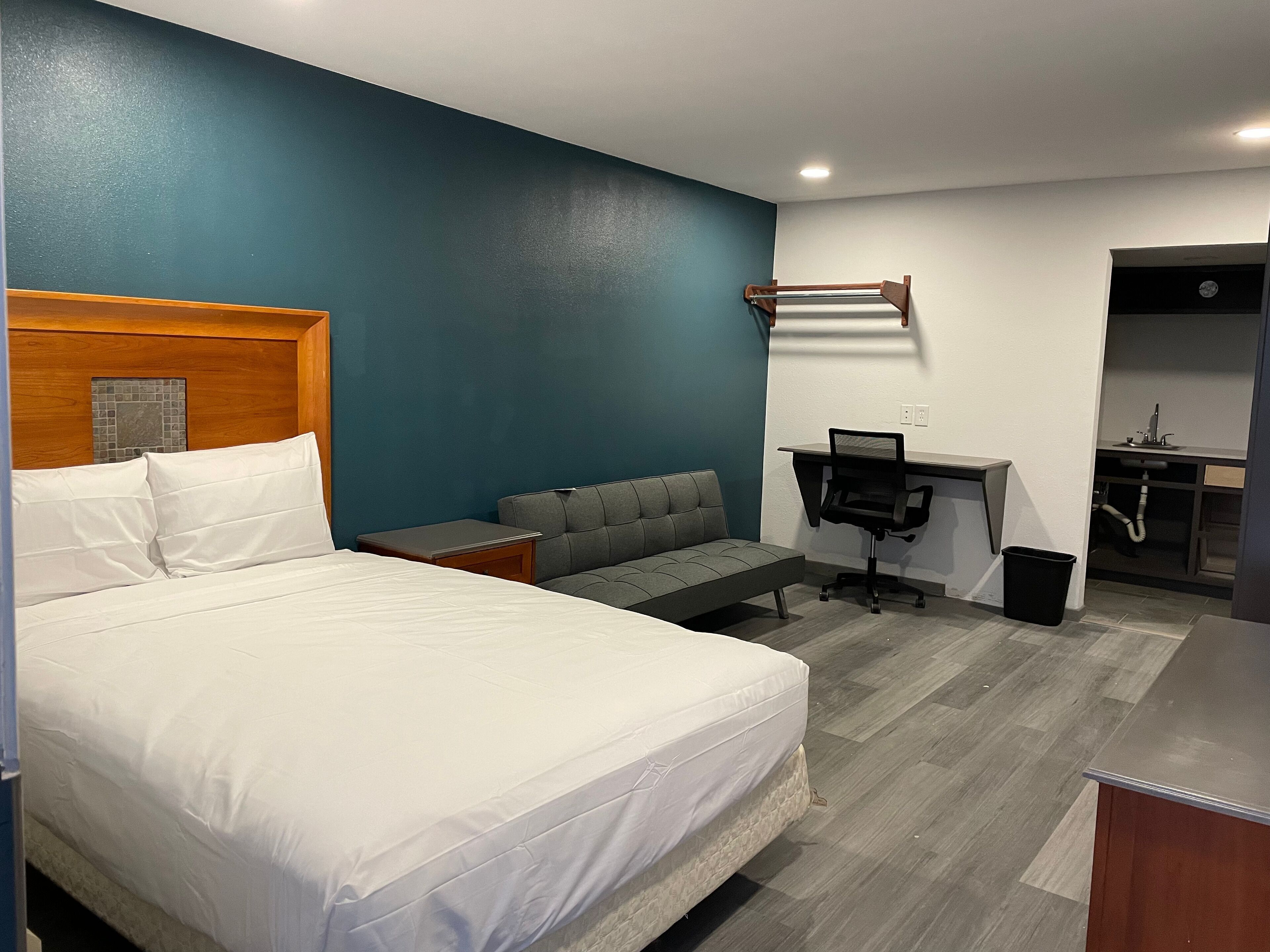 Ropa de cama de alta calidad, colchones con pillow-top y escritorio 